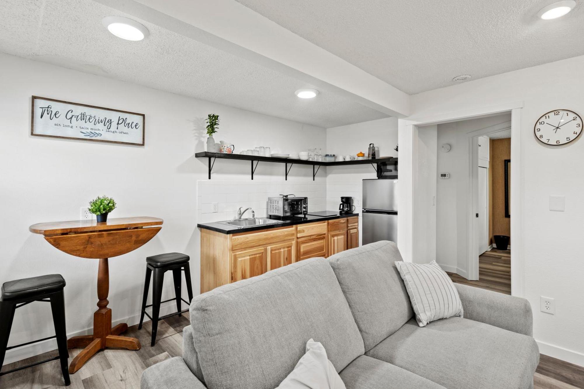 Peach Street Super Suite Medford Exterior photo