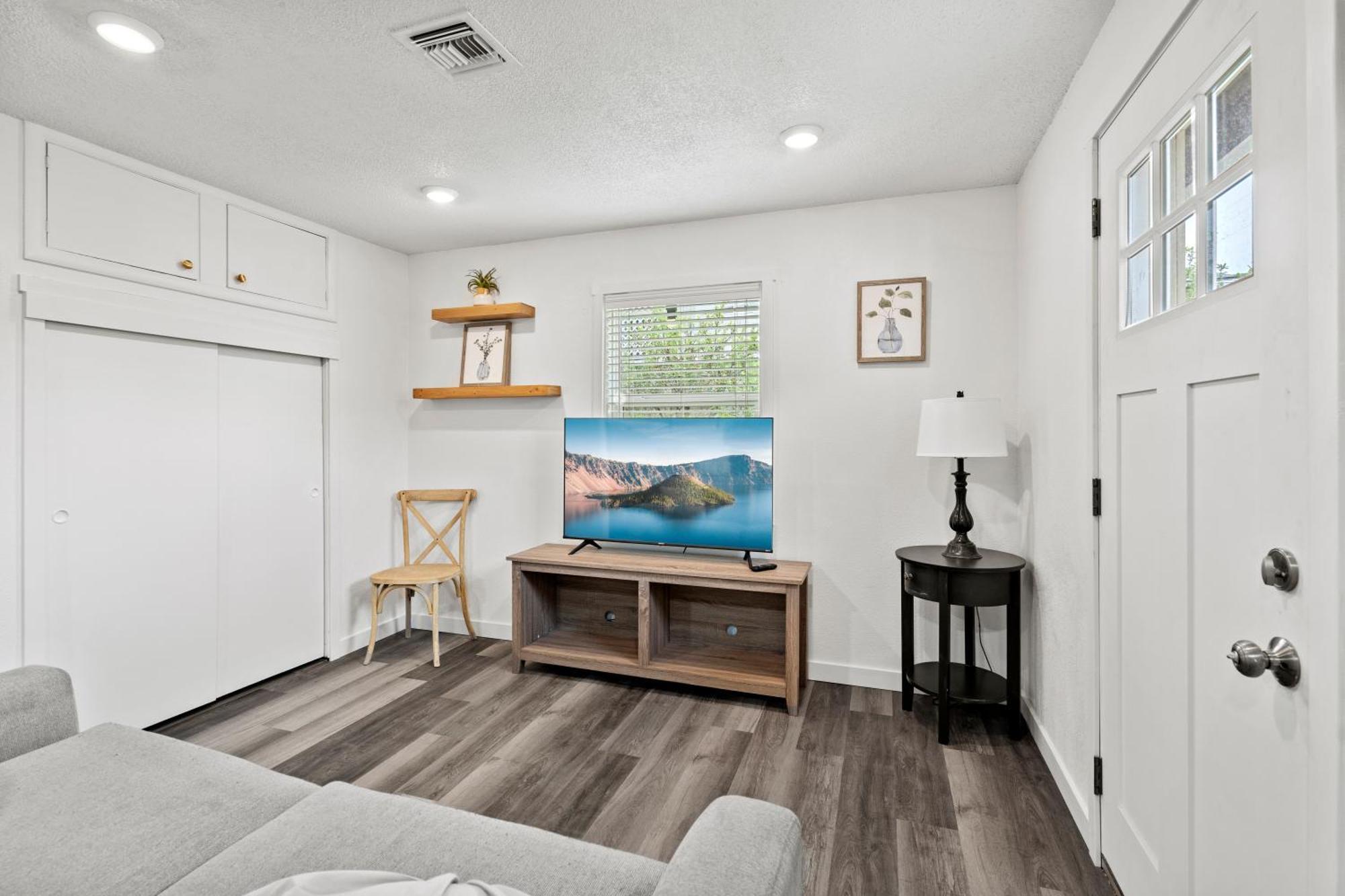 Peach Street Super Suite Medford Exterior photo